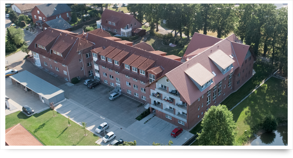 Luftaufnahme vom Alterswohnsitz Levern mit Parkplatz
